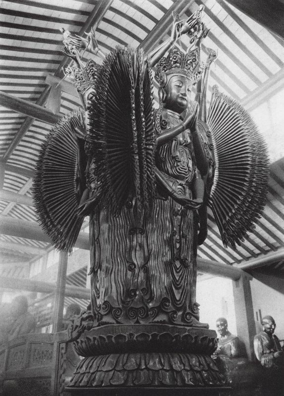 Suchou, Kieh tung sze, Kiangsu, Kuanyin de los Mil Brazos de los Cuatro Puntos Cardinales en el monasterio de Kieh tung (foto en blanco y negro) de Ernst Boerschmann