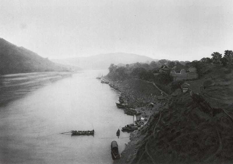 Suchoufou, Szechuan, Vista desde la ciudad remontando el río Min (foto en blanco y negro) de Ernst Boerschmann