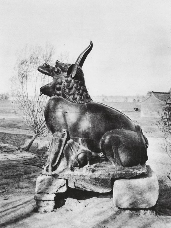 Taiyuanfu, Shansi, Unicornio de bronce custodiando el río Fen (foto en blanco y negro) de Ernst Boerschmann