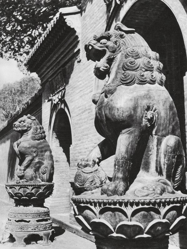Taiyuanfu, Ta pei sze, Shansi, Leones de bronce a la entrada del templo (foto en blanco y negro) de Ernst Boerschmann