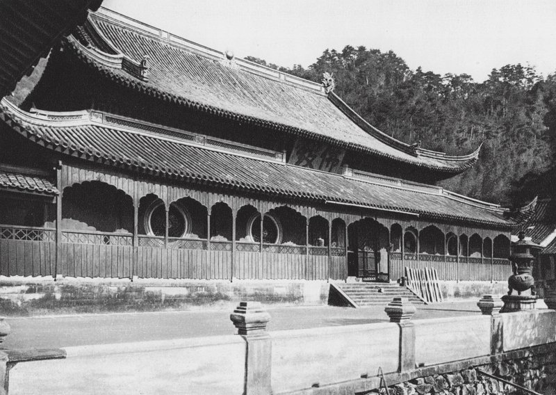 Tien tung sze, Chekiang, Sala principal del Monasterio del Niño Celestial, cerca de Ningpo (foto en blanco y negro) de Ernst Boerschmann