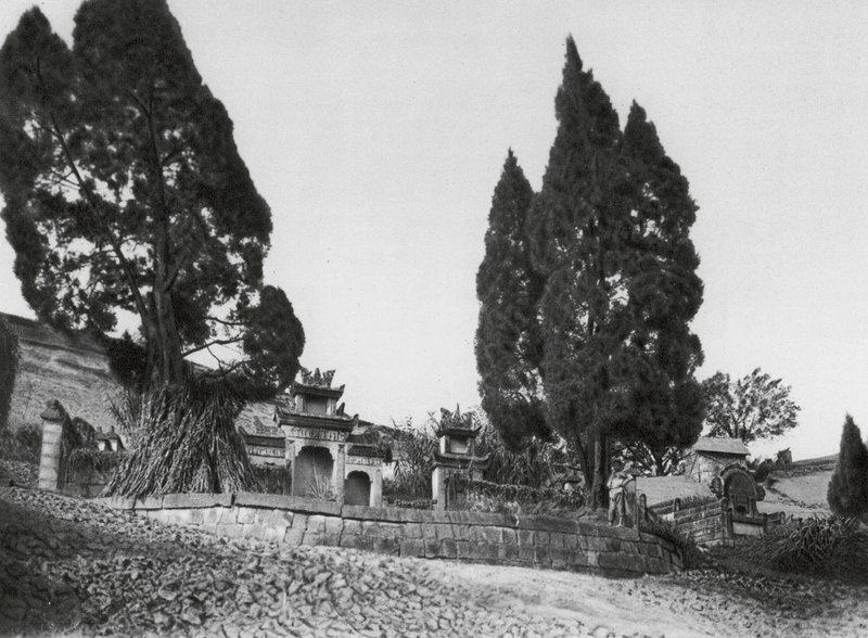Wanhien, Kiao ting shan, Szechuan, Tumba en la ladera de la colina de Kiao ting, cerca de Wanhien (foto b/n) de Ernst Boerschmann