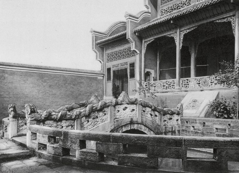 Wanhien, Wen miao, Szechuan, Patio con estanque y puente del dragón en el Templo de Confucio en Wanhien (foto en blanco y negro) de Ernst Boerschmann