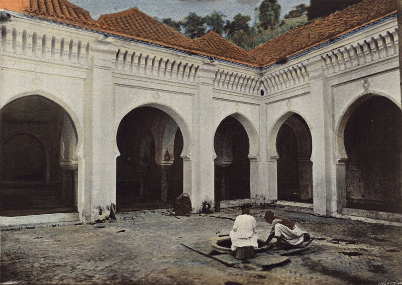 Patio Interior de la Mezquita Sidi-El-Haloni, en Tlemcen de European Photographer
