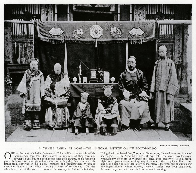 Una familia china en casa, la Institución Nacional de Atado de Pies (foto en blanco y negro) de European Photographer