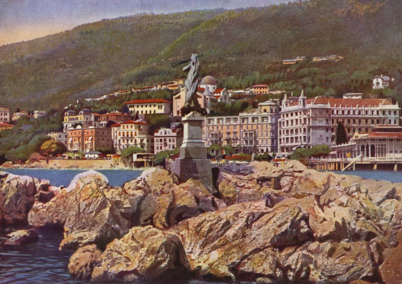 Opatija, ahora Opatija en Croacia: Madonna del Mare, al fondo la Iglesia de Santa María Anunciada (foto) de European Photographer