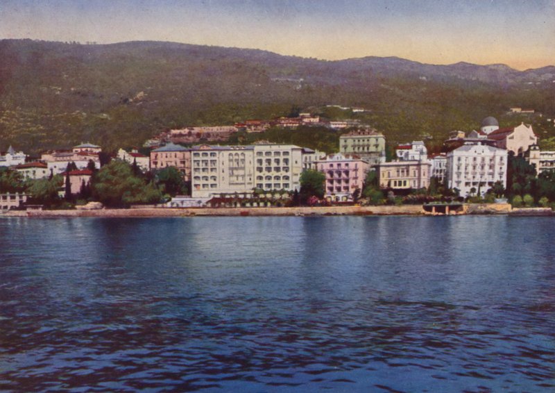 Abbazia, ahora Opatija en Croacia: Panorama desde el mar con vista de la Pensión Breiner, Hotel Residenz, Hotel Savoy y Villa Jeanette de European Photographer
