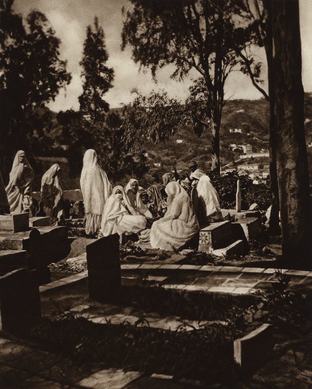 Argel, mujeres árabes en un cementerio (foto b/n) de European Photographer