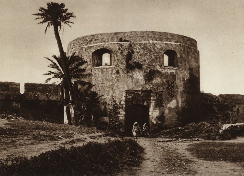 Arzila, Puerta en la muralla de la ciudad de European Photographer