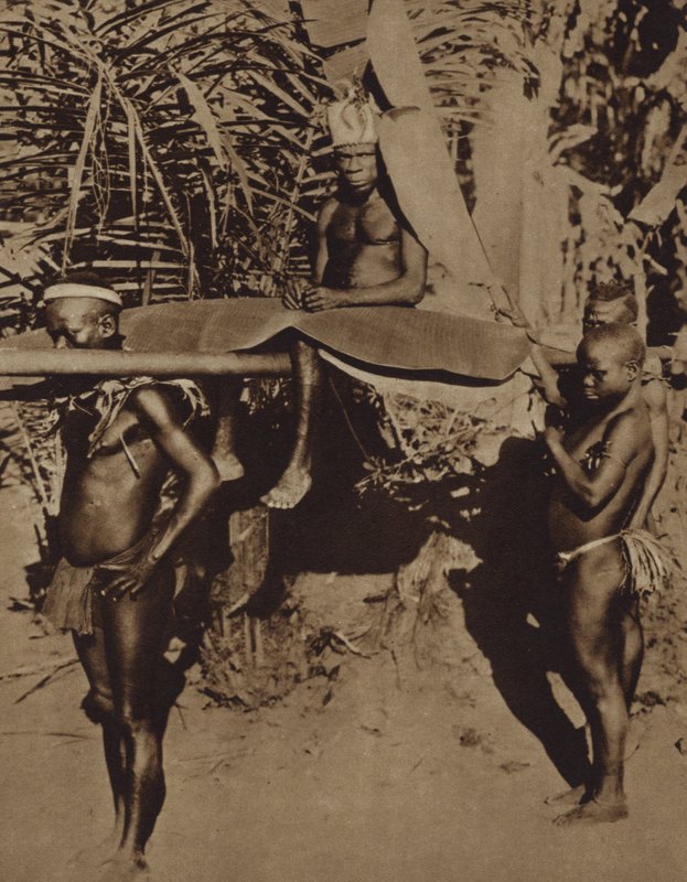 Jefe de una tribu de pigmeos africanos siendo llevado en una litera (foto en blanco y negro) de European Photographer