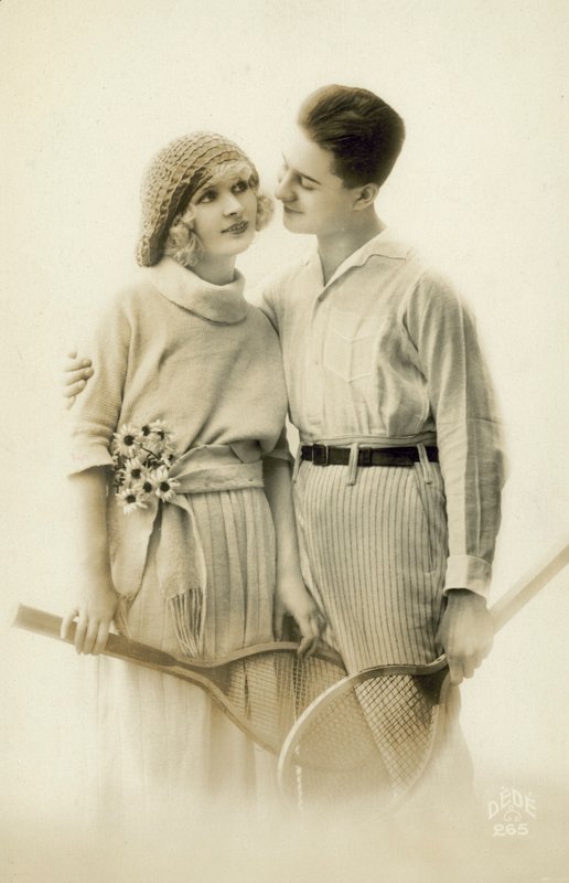 Pareja con raquetas de tenis (foto b/n) de European Photographer
