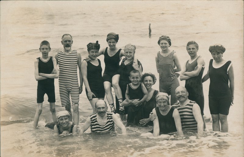 Grupo de personas en la playa (foto b/n) de European Photographer
