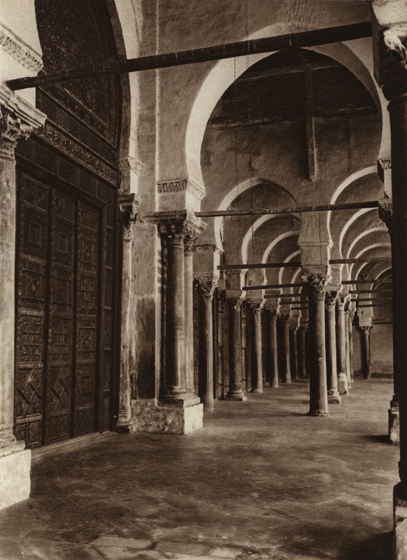 Kairuan, Vista parcial de la Gran Mezquita (foto b/n) de European Photographer