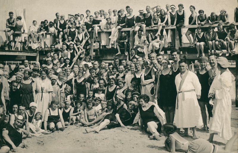 Gran grupo de personas en la orilla del mar (foto b/n) de European Photographer