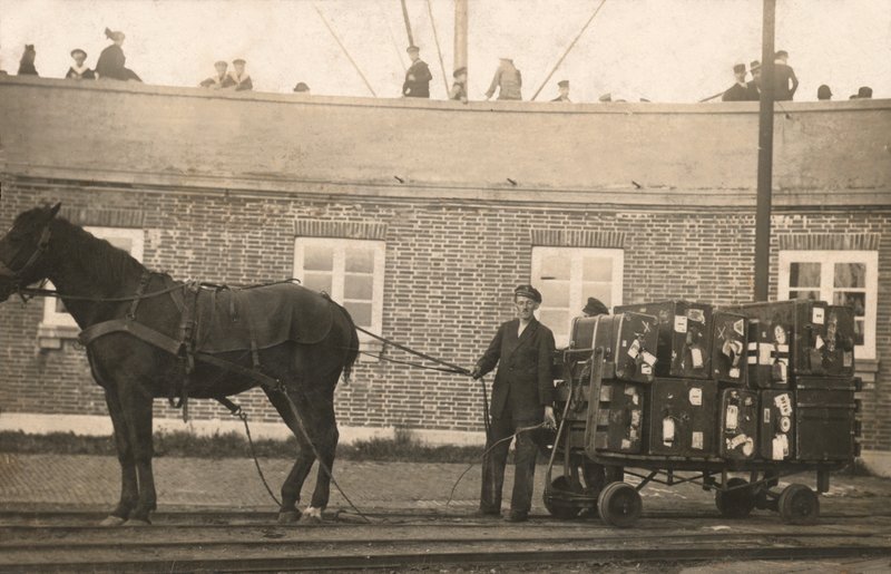 Portero con un carro de equipaje tirado por caballos en los muelles de European Photographer