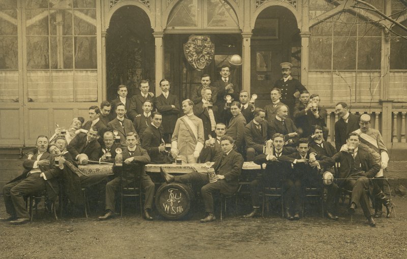 Retrato de un grupo de hombres, posiblemente un club de esgrima de European Photographer