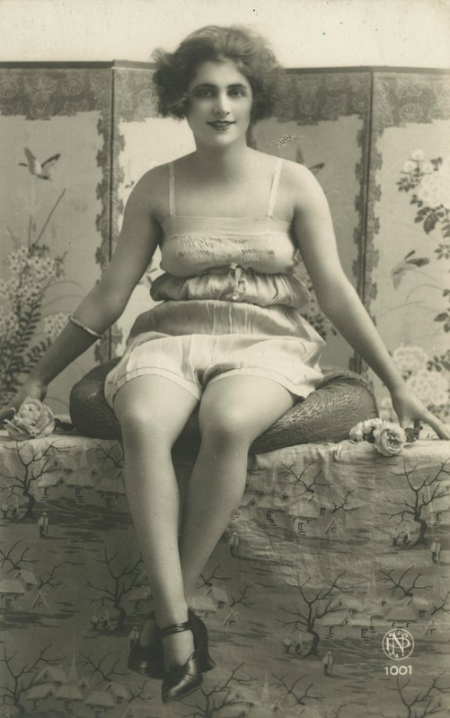 Retrato de una mujer sentada en ropa interior de European Photographer