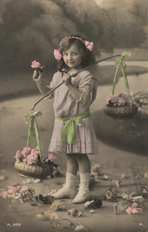 Retrato de una niña joven llevando cestas de flores de European Photographer