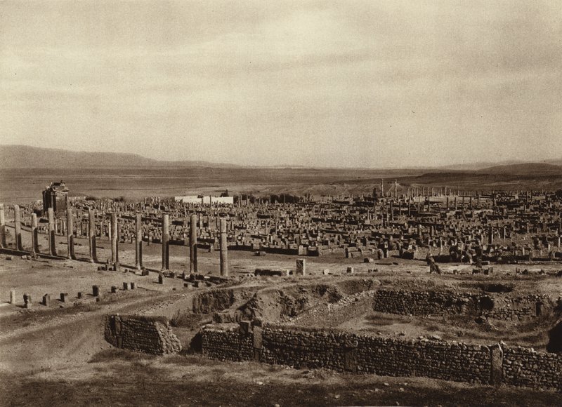 Timgad, Vista general (foto b/n) de European Photographer