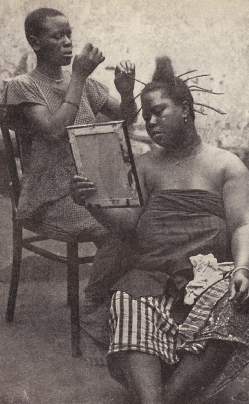 Mujer de África Occidental arreglándose el cabello (foto en blanco y negro) de European Photographer