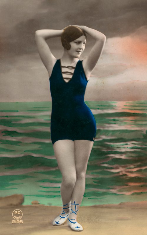Mujer joven en traje de baño (foto en color) de European Photographer