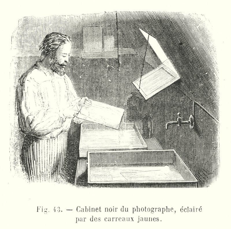 Gabinete negro del fotógrafo, iluminado por vidrios amarillos de European School