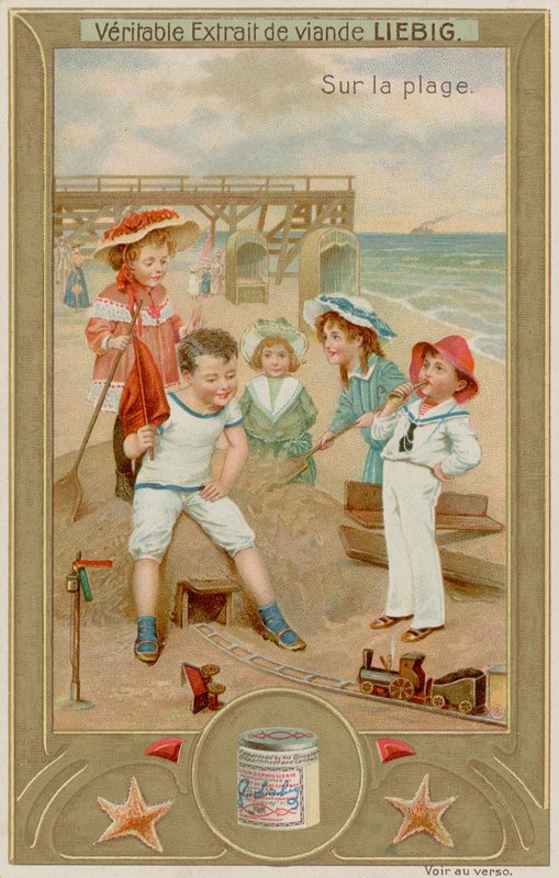 Niños jugando con un tren de juguete de European School