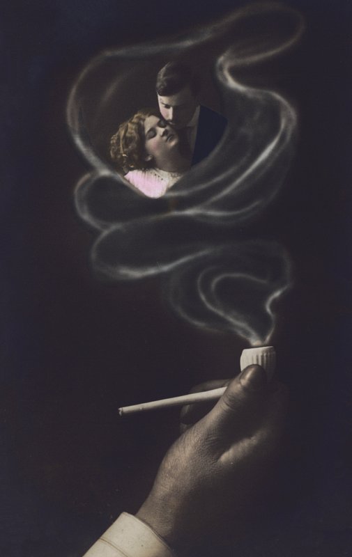 Amantes abrazados entre el humo de una pipa (litografía en color) de European School