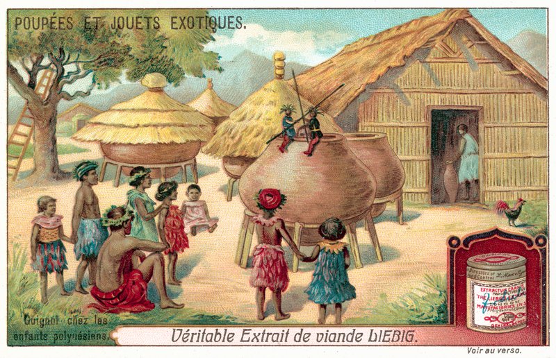 Niños polinesios viendo un espectáculo de marionetas de European School