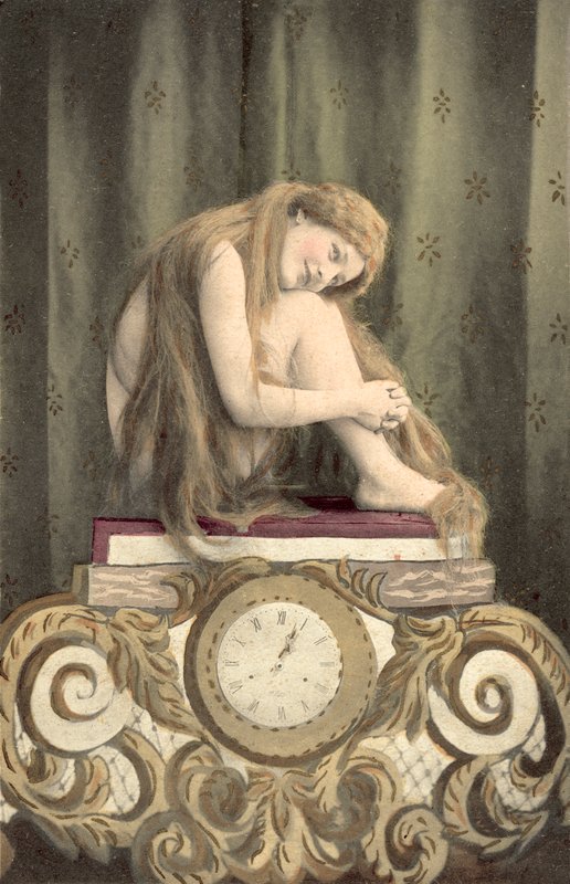 Retrato de una niña sentada encima de un reloj (litografía en color) de European School