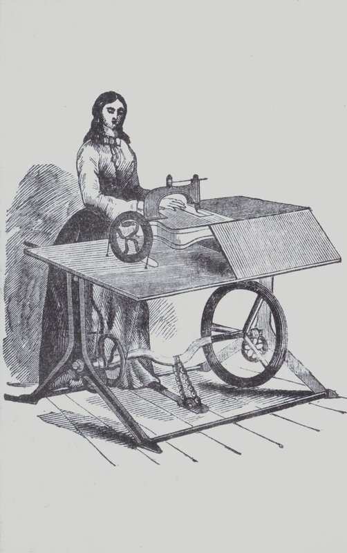 Mujer usando una máquina de coser de European School