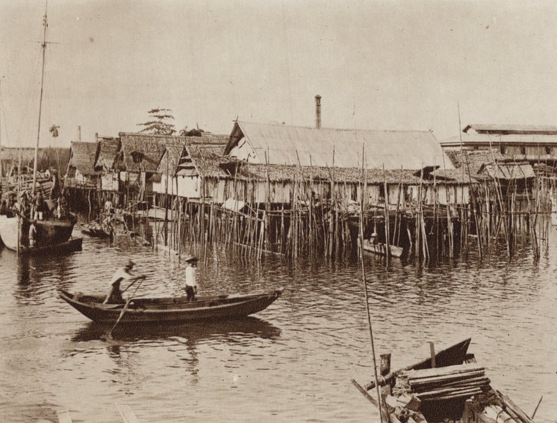 Casas de pescadores construidas sobre pilotes sobre el agua, Singapur (fotografía en B/N) de Ewing Galloway