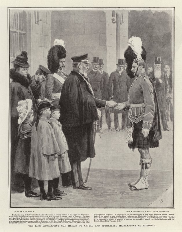 El rey distribuyendo medallas de guerra a los Highlanders de Argyll y Sutherland en Balmoral de Frank Dadd