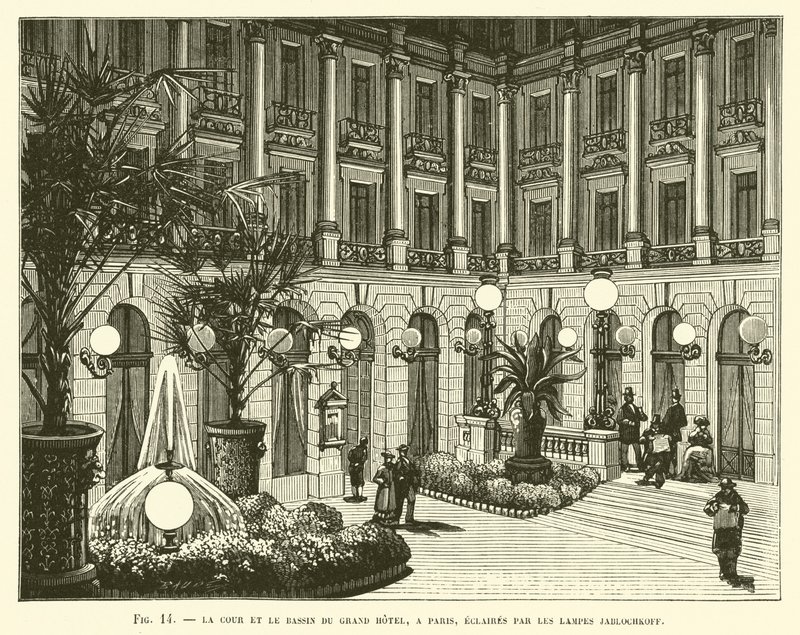 El patio y la piscina del Gran Hotel, en París, iluminados por las lámparas Jablochkoff de French School