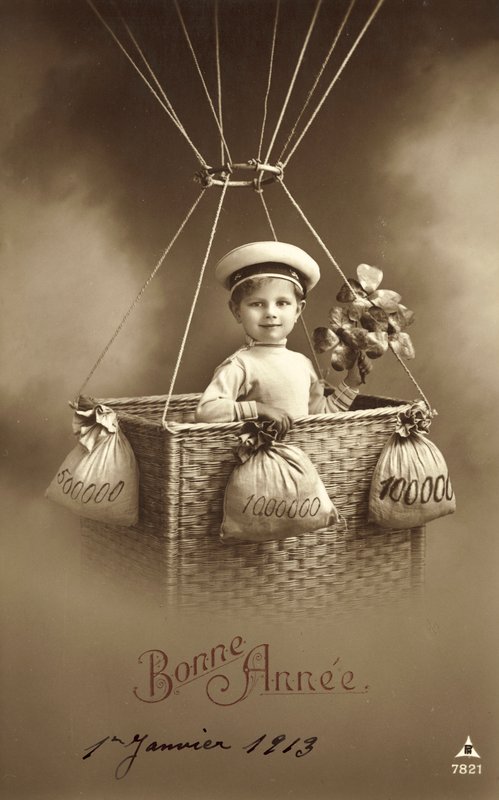 Tarjeta de Año Nuevo de 1913, con niño ascendiendo en un globo, con mucho dinero como lastre de French Photographer
