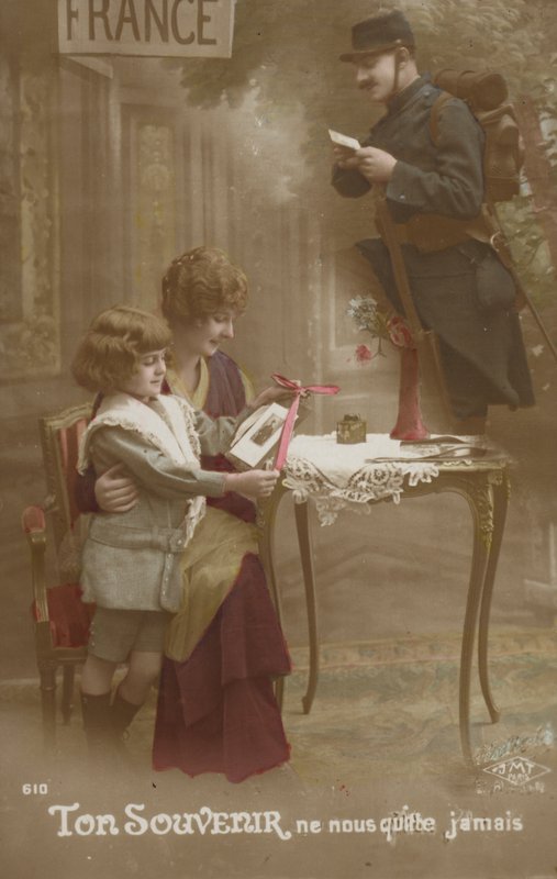 Una madre y un niño preparan una carta para su padre soldado de French Photographer