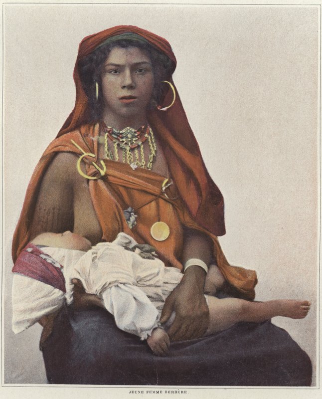 Una joven mujer bereber amamantando a su bebé de French Photographer