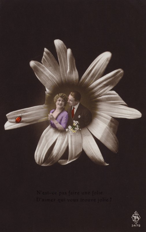 Una pareja joven en el centro de una flor con una mariquita de French Photographer