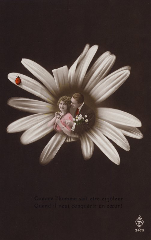 Una pareja joven en el centro de una flor con una mariquita de French Photographer