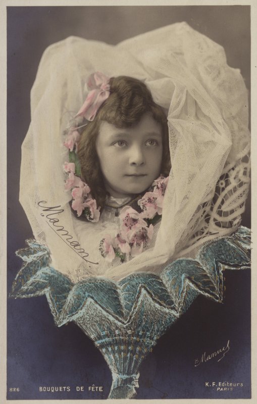 Una joven con un velo presentada como un ramo de flores de French Photographer