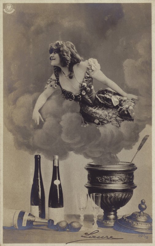 Una joven emergiendo del vapor de una sopera de French Photographer