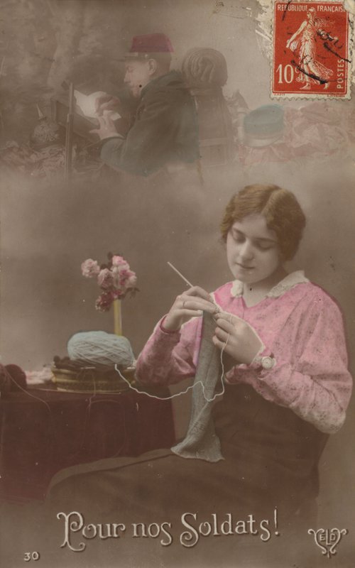 Una joven tejiendo mientras piensa en su soldado que escribe una carta a casa de French Photographer