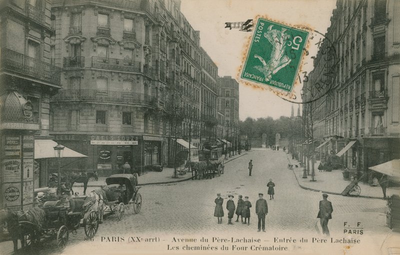 Avenida del Père-Lachaise en el 20º distrito de París, Francia. Vista de la calle con la entrada al cementerio Père Lachaise y las chimeneas del crematorio de French Photographer