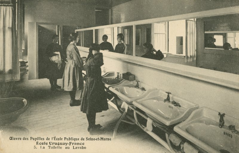 Baños en la escuela pública en Seine-et-Marne de French Photographer