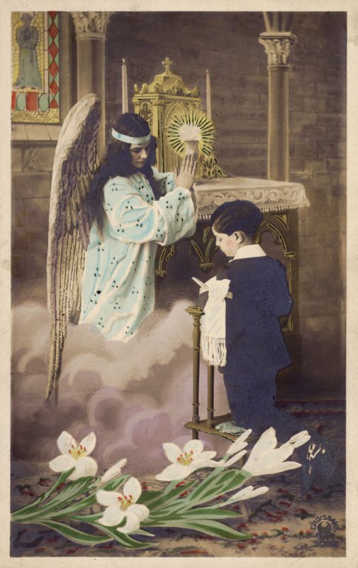 Niño tomando la primera comunión, atendido por el ángel guardián de French Photographer