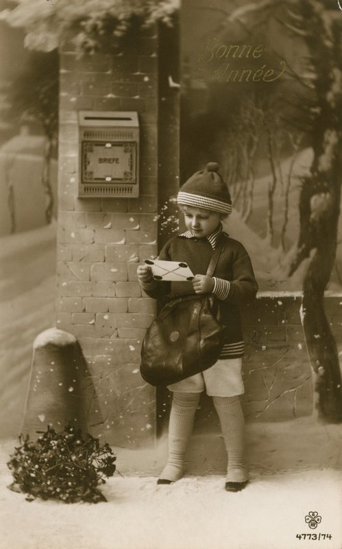 Niño a punto de enviar carta de French Photographer