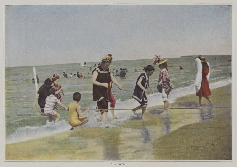 Niños jugando con una cuerda en la playa (foto en color) de French Photographer