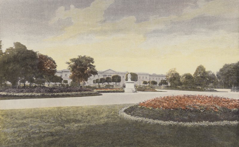 Compiegne, Fachada del Palacio sobre el pequeño Parque de French Photographer