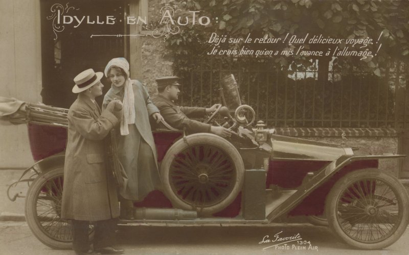 Pareja con un automóvil de French Photographer