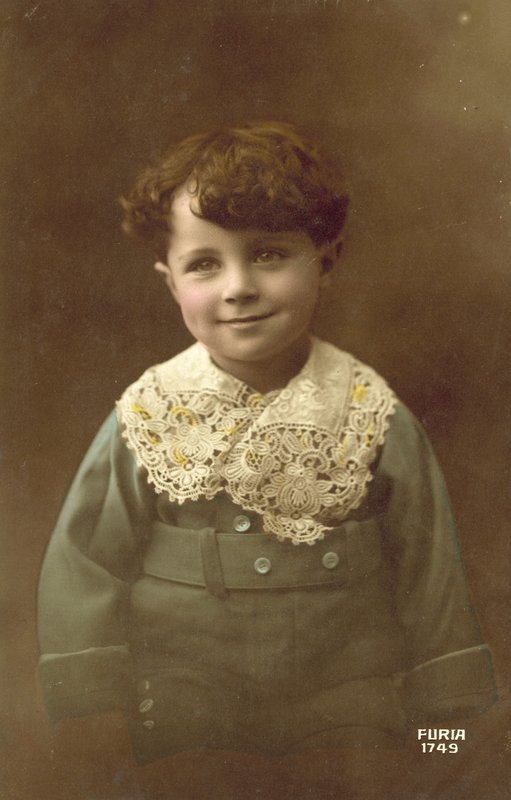 Niño lindo, con una gran sonrisa de French Photographer